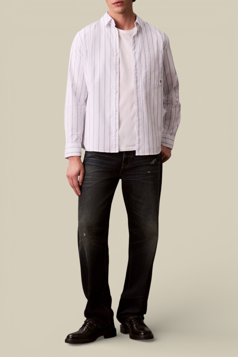 תמונת כל הלוק של חולצה מכופתרת פסים